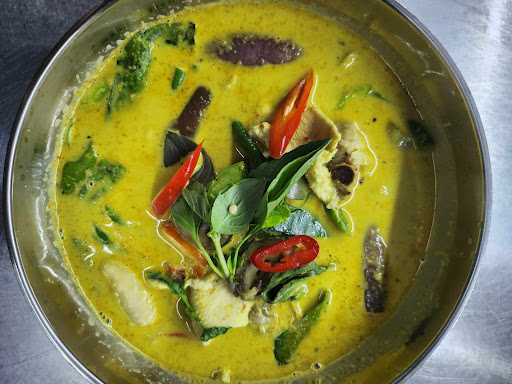 ALINN SYUK Seafood Ikan Bakar ( owner muslim orang tempatan ,kedai di kawasan perumahan cina )